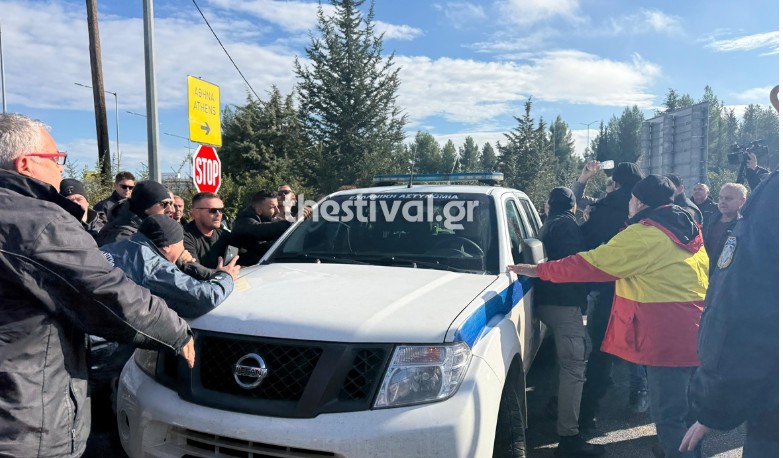 Μπλόκα αγροτών: Επεισόδια και χημικά σε Λάρισα και Καρδίτσα [βίντεο]-1