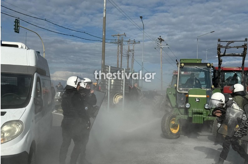 Μπλόκα αγροτών: Επεισόδια και χημικά σε Λάρισα και Καρδίτσα [βίντεο]-2