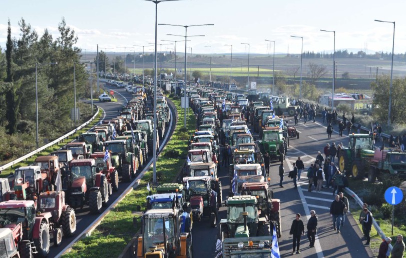 Μπλόκα αγροτών: Κομμένη στα δύο η χώρα – Επεισόδια και συλλήψεις-2