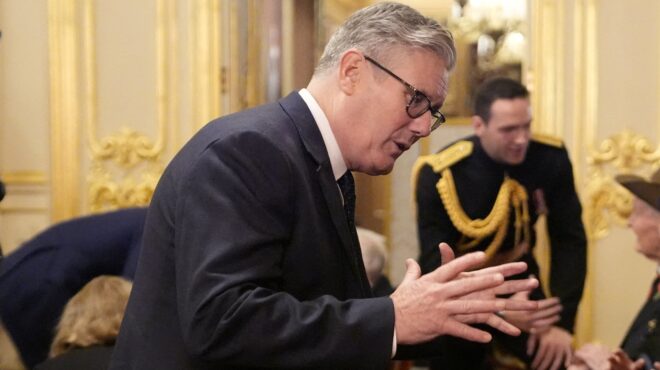 βρετανία-στα-χαρακώματα-ο-στάρμερ-υπό-563916295