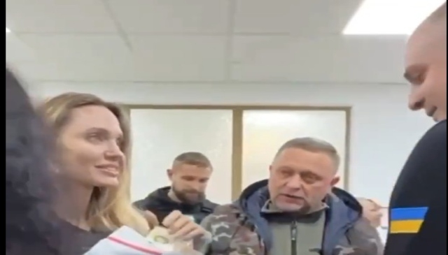 αιφνιδιαστική-επίσκεψη-της-αντζελίν-563905084