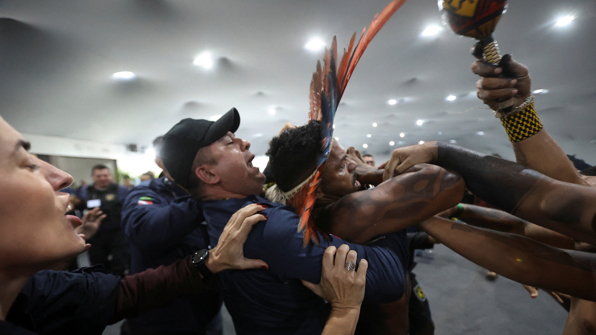 Βραζιλία: Συμπλοκή αυτοχθόνων με το προσωπικό ασφαλείας στην COP30 [εικόνες]-2