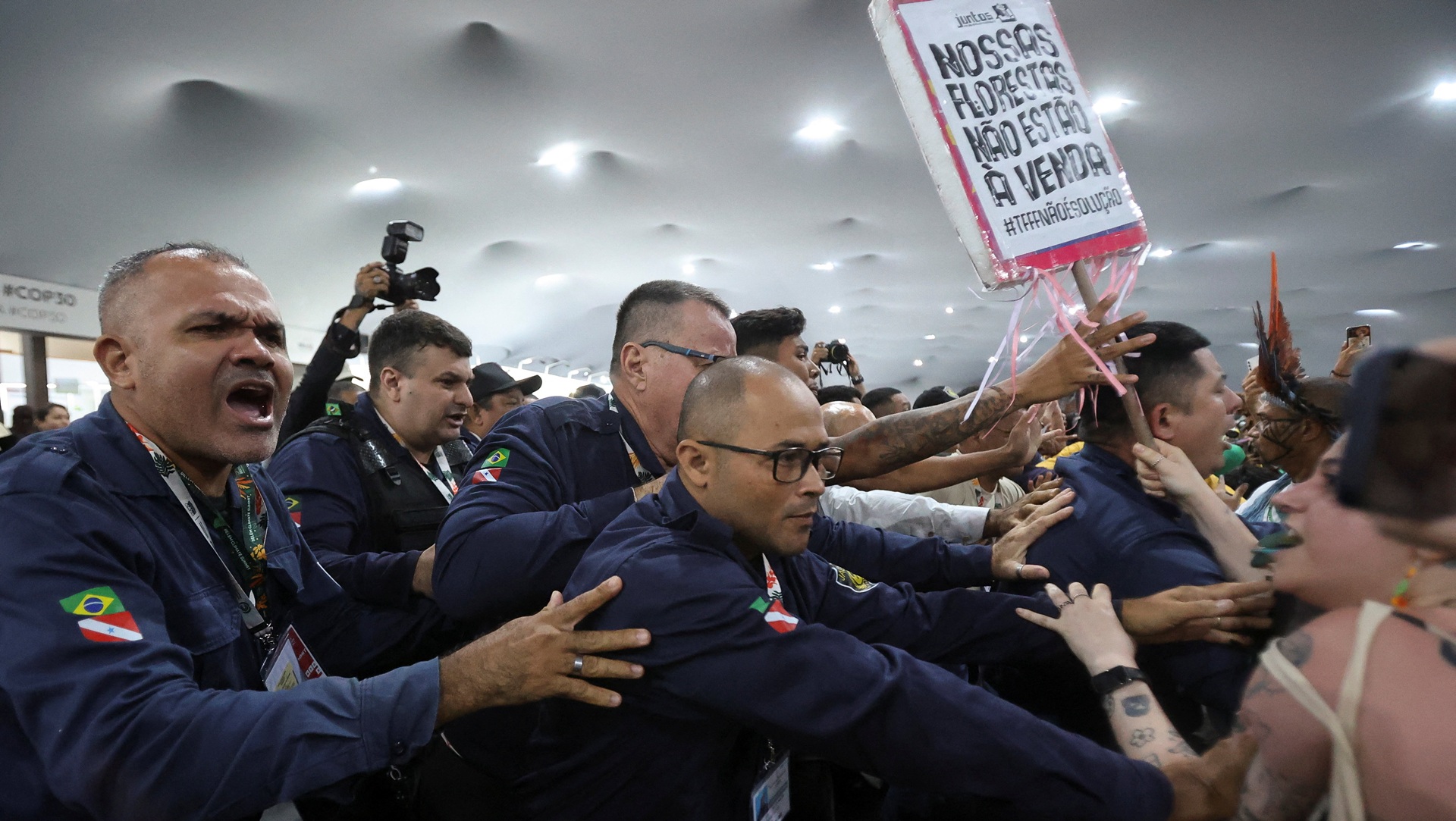 Βραζιλία: Συμπλοκή αυτοχθόνων με το προσωπικό ασφαλείας στην COP30 [εικόνες]-3