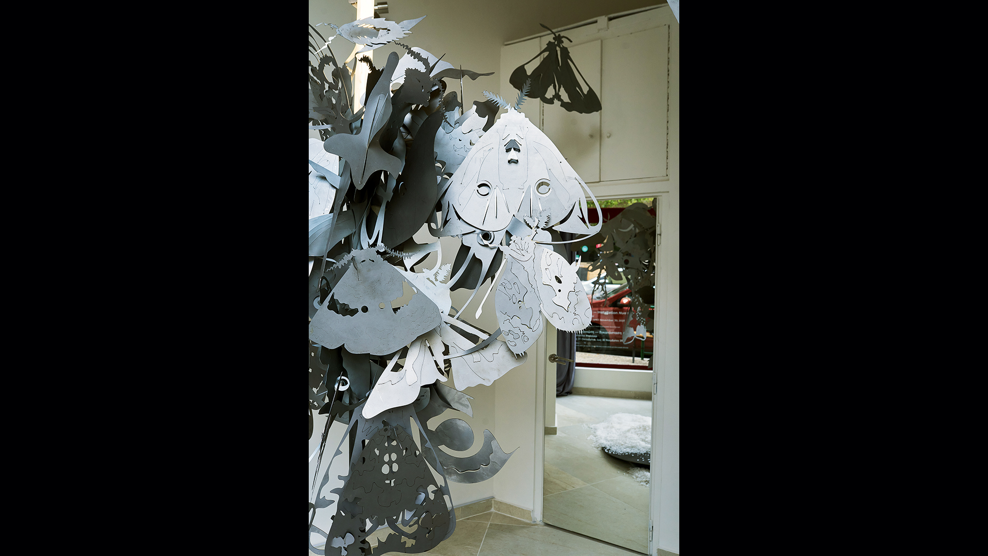 ενα-μεταλλικό-δέντρο-φύτρωσε-στο-παγκ-563911528