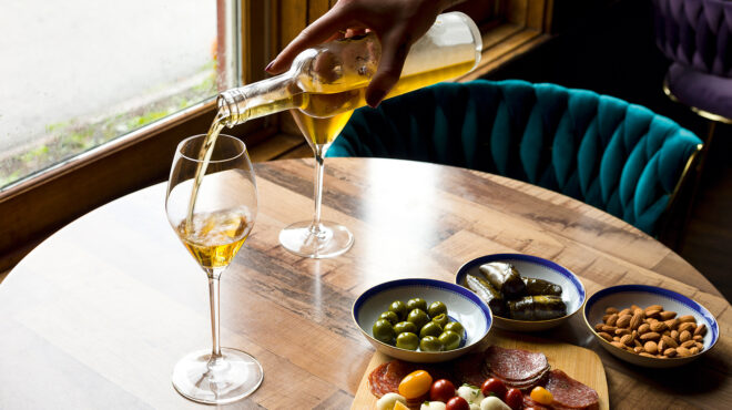 3-γλυκά-κρασιά-για-να-πιείτε-πριν-το-γεύ-563931784