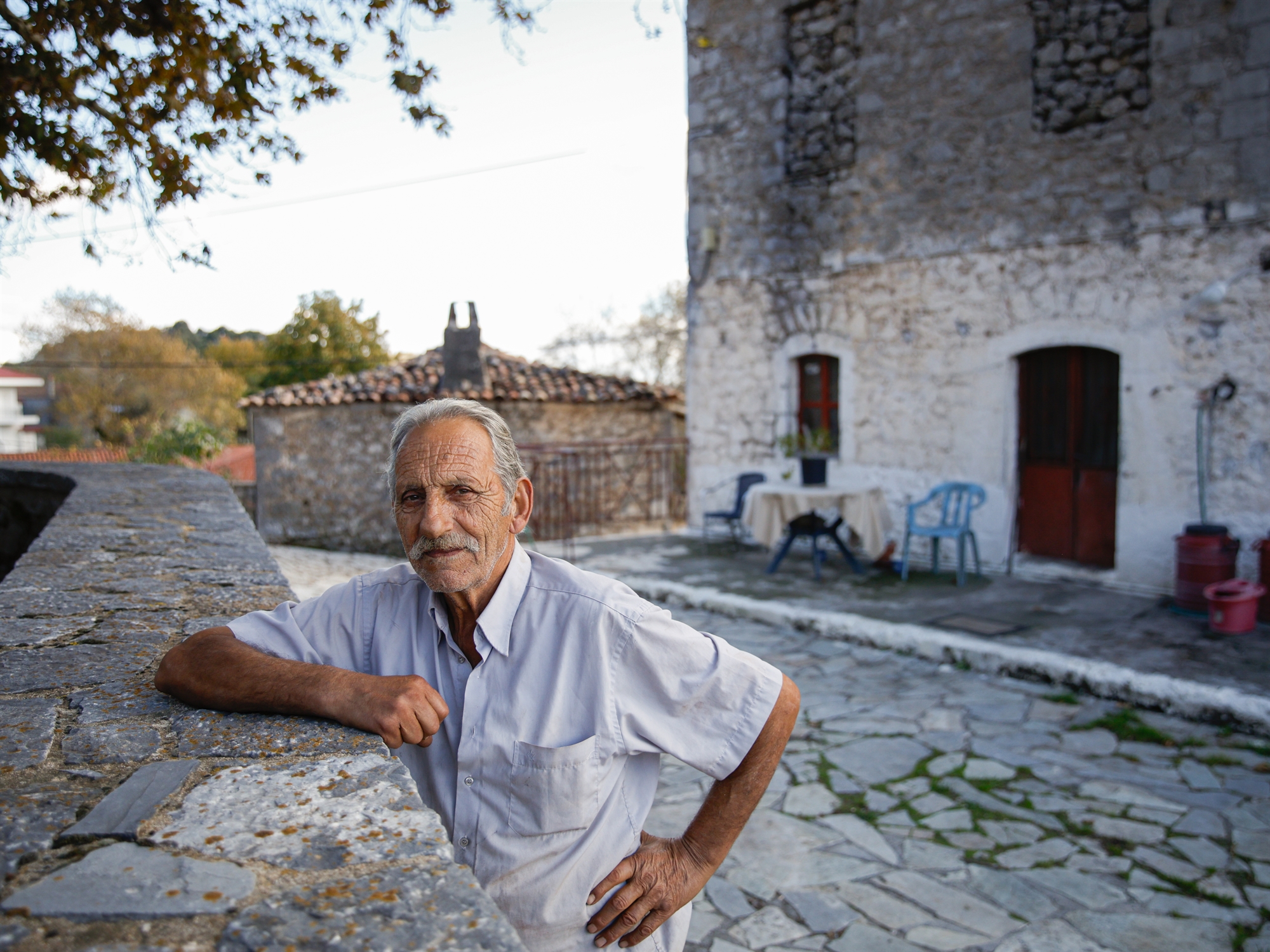 Αν δεις στο καφενείο κόσμο, θα είναι από κηδεία-2