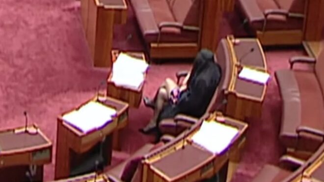 aκροδεξιά-γερουσιαστής-εμφανίστηκε-μ-563937727