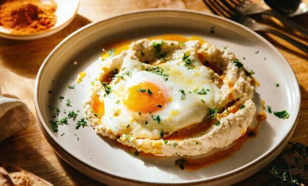 αυγά-μάτια-με-χούμους-στιγμής-και-βούτ-563916124