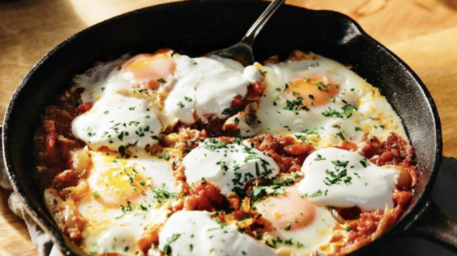 αυγά-σακσούκα-με-πάστα-πιπεριάς-563904394