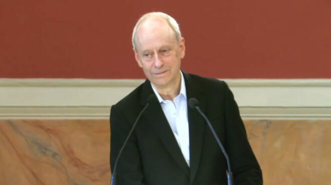 μάικλ-σαντέλ-μέτρο-της-αξίας-το-κοινό-563933308