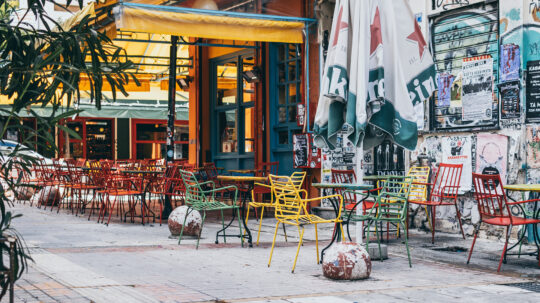 Η Αθήνα ξενυχτά στο πεζοδρόμιο