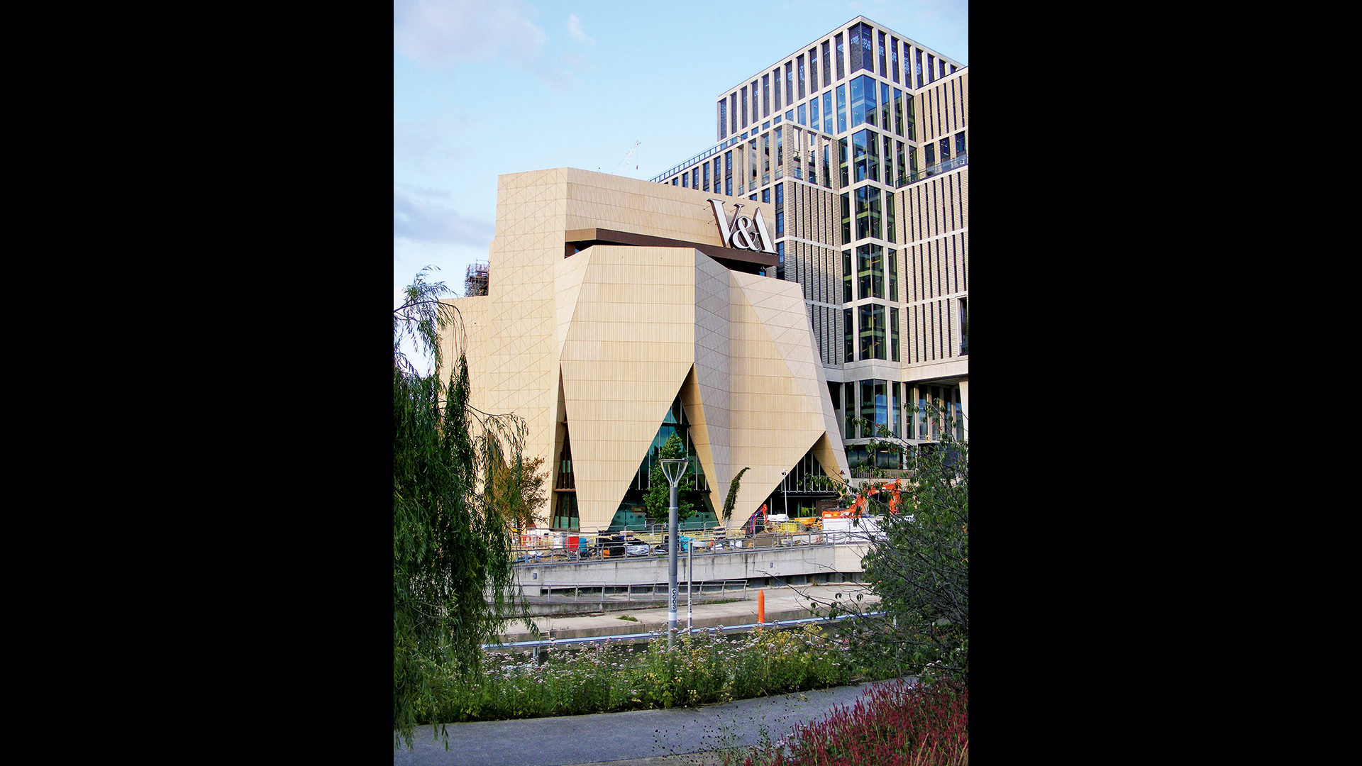 το-va-στο-λονδίνο-και-ο-ρόλος-των-μουσεί-563934181