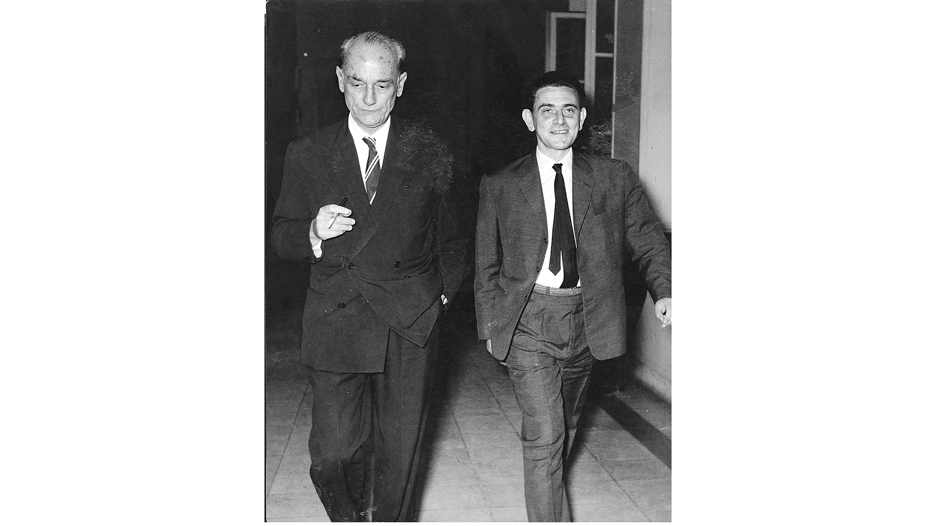 υπουργός-χωρίς-σμόκιν-και-tv-563936818