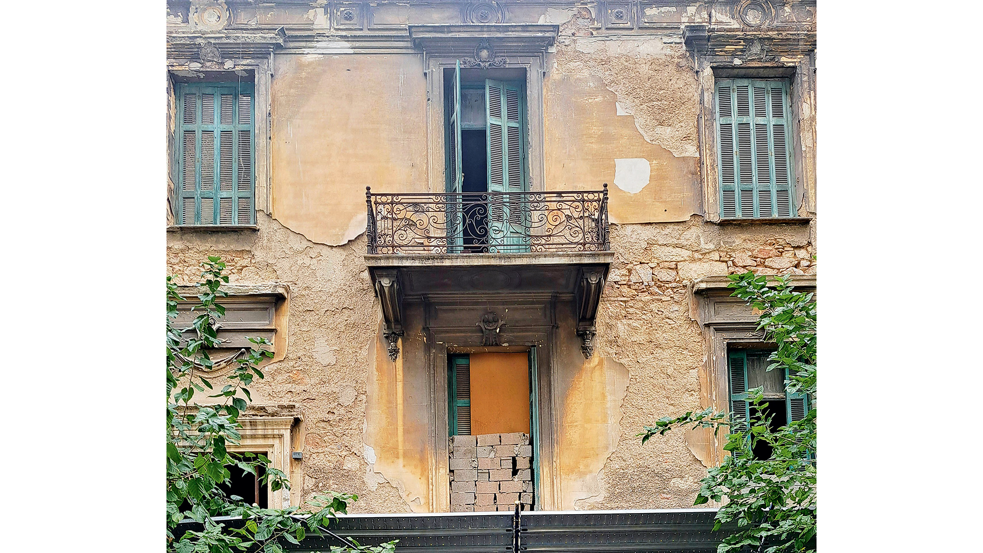 τα-ξέφτια-μιας-ελληνικής-αναγέννηση-563909176