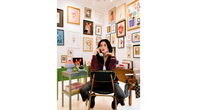 διαλέγοντας-αφίσες-με-την-τραγουδίστ-563907133