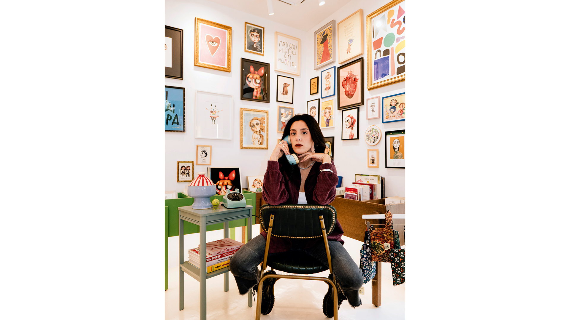 διαλέγοντας-αφίσες-με-την-τραγουδίστ-563907133