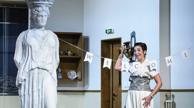 μια-εθνική-υπόθεση-ως-φάρσα-563909314