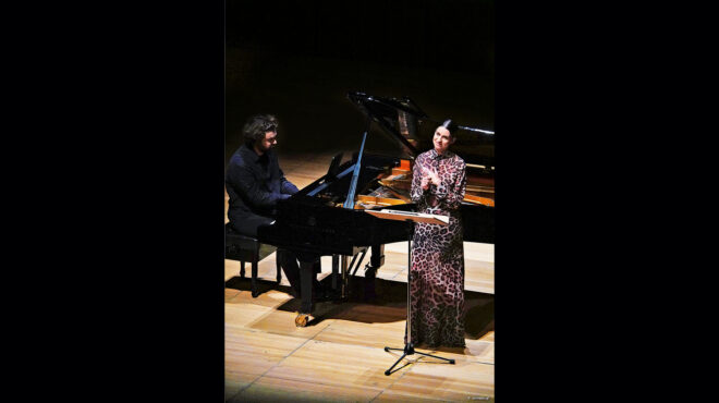 εντυπωσιακή-φωνή-ασυνήθιστη-σεμνότη-563909329