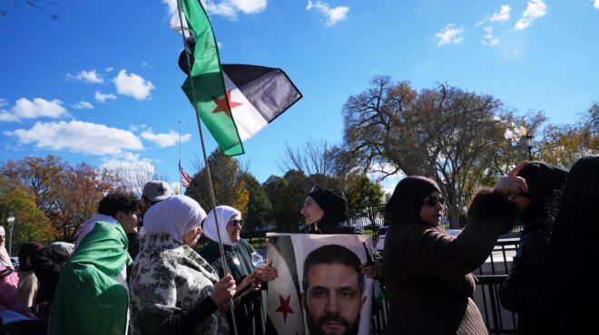 τραμπ-aχμέντ-αλ-σάρα-eνα-παράξενο-δίδυ-563913565