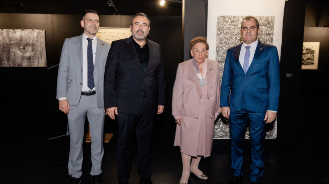 μια-εικαστική-έκθεση-για-το-αντιθετικ-563911213