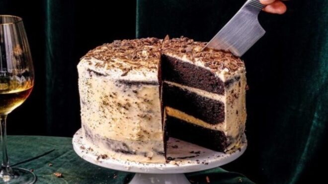 κέικ-με-λικέρ-καφέ-και-σοκολάτα-563949274