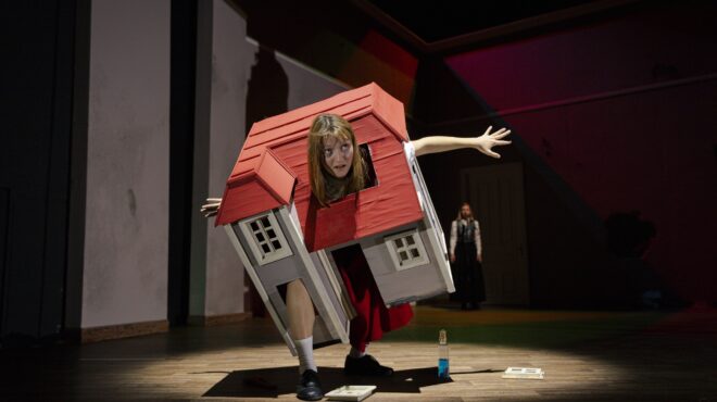 παιδική-σκηνή-η-αλίκη-στη-χώρα-του-εθ-563915635