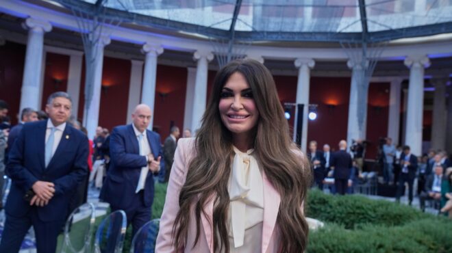 τρία-συστημένα-από-τα-ελτα-563910205