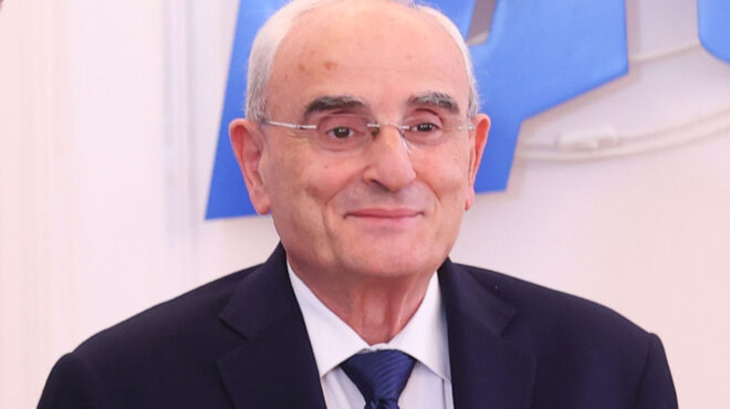 εντός-και-εκτός-σύσφιγξη-σχέσεων-ελλά-563920294