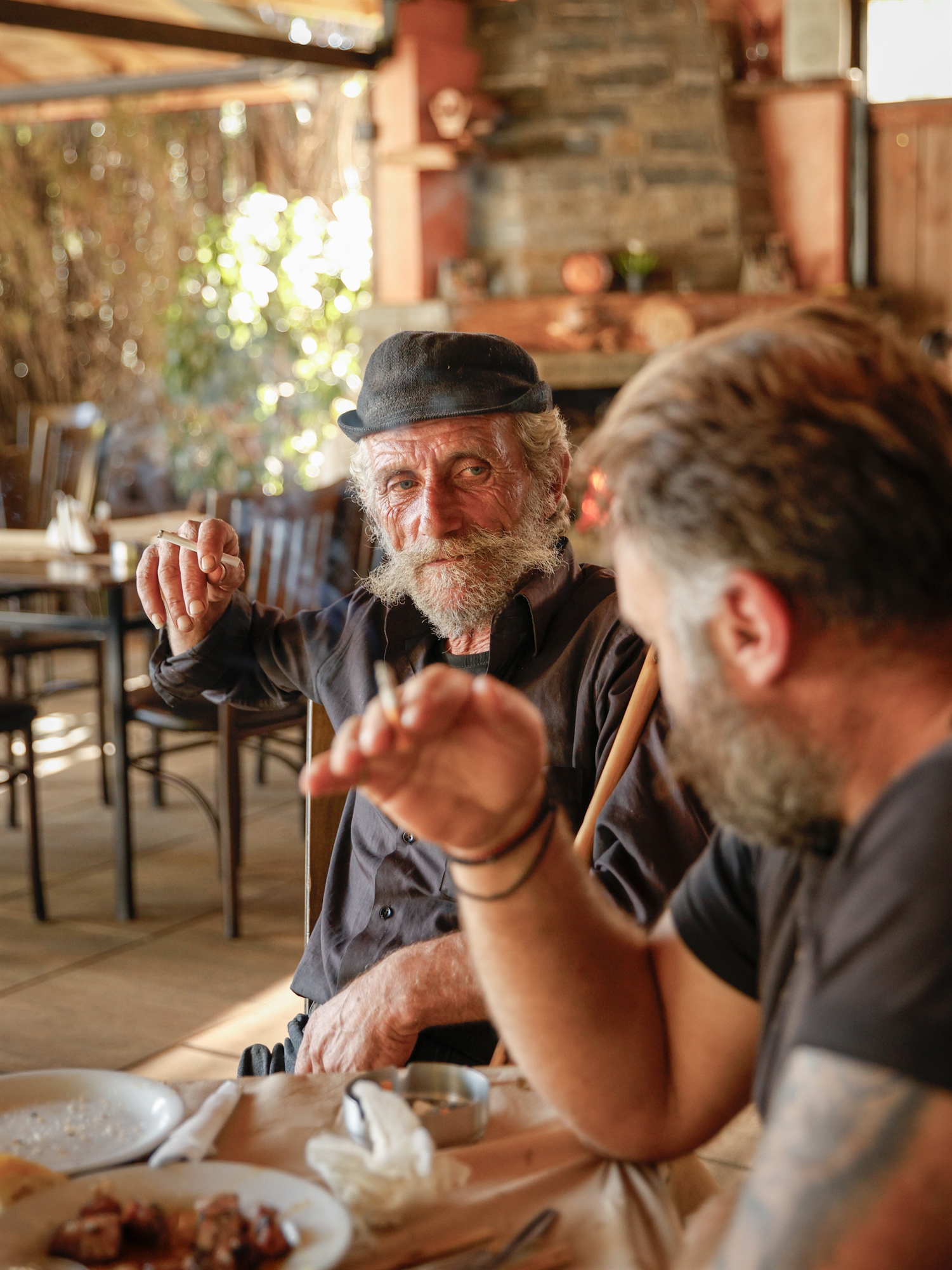 Αν δεις στο καφενείο κόσμο, θα είναι από κηδεία-3