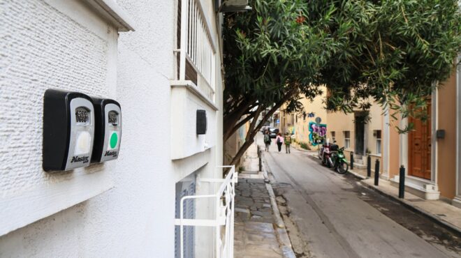 στον-δήμο-ο-έλεγχος-των-airbnb-στην-πλάκα-563913511