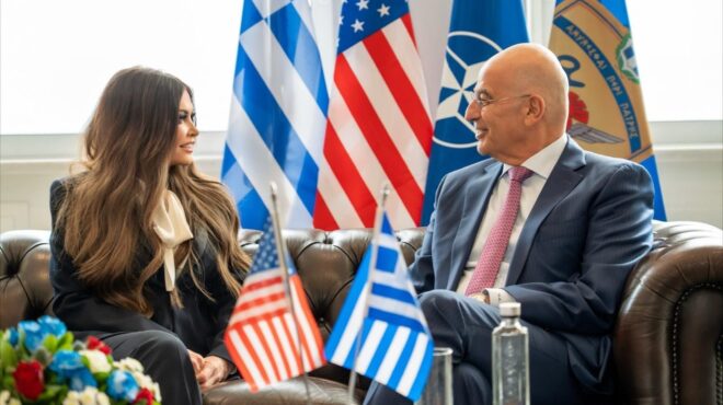 συνάντηση-γκίλφοϊλ-με-δένδια-δεσμεύ-563918791