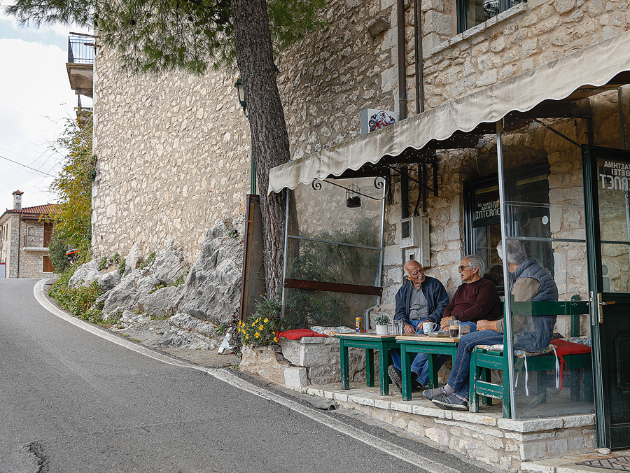 Αν δεις στο καφενείο κόσμο, θα είναι από κηδεία-7