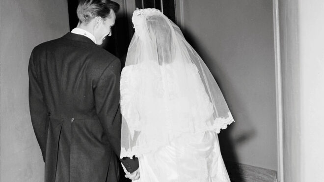 τελικά-ποιος-συνωμοτεί-κατά-της-μονογ-563949448