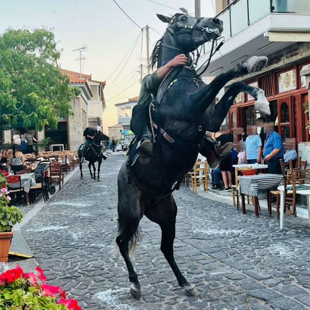 πού-τελειώνει-η-παράδοση-και-πού-αρχ-563944279