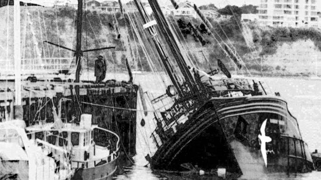 το-πλοίο-σύμβολο-του-περιβαλλοντικού-563911663