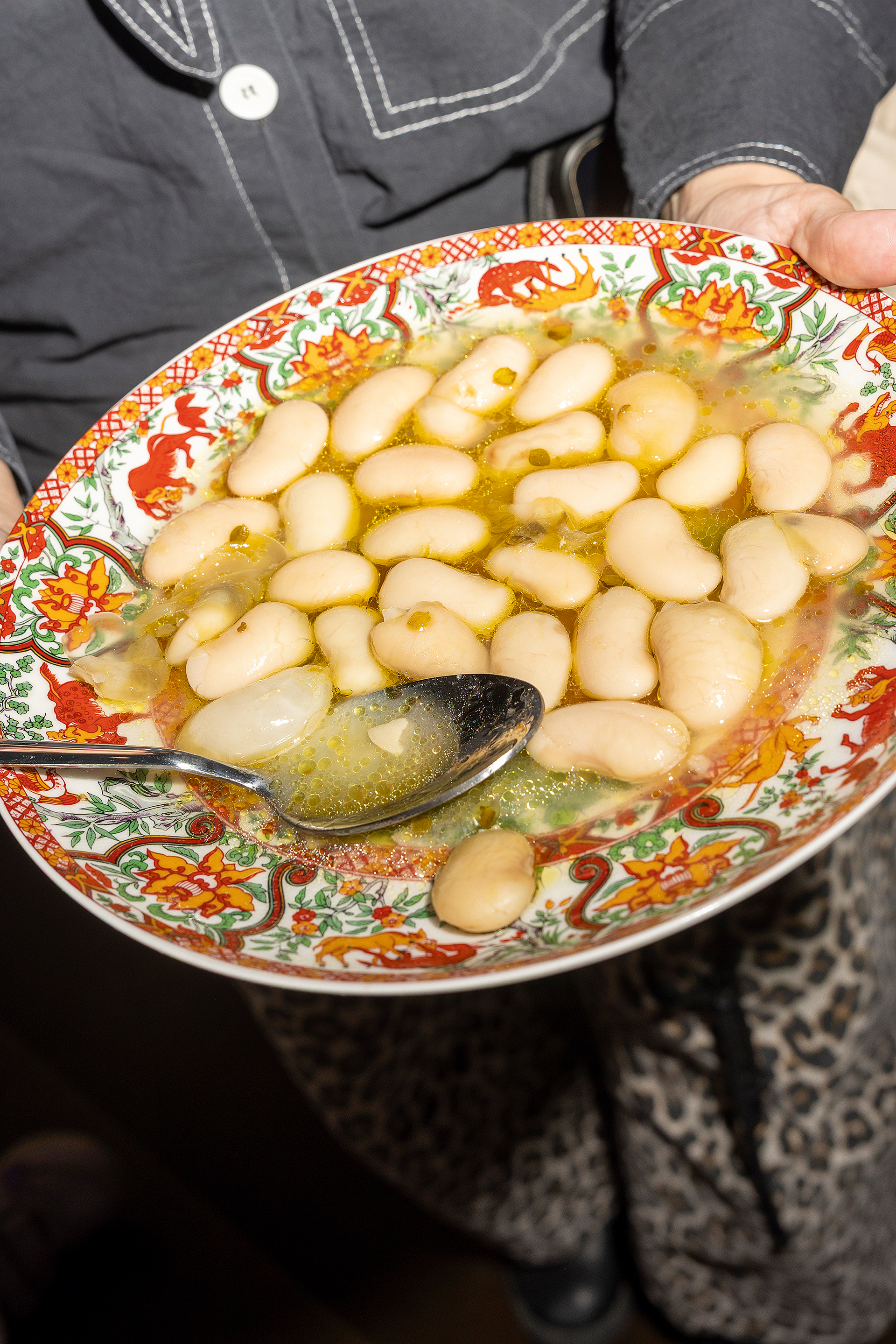 Ποια είναι η Λάιλα Γκοχάρ που μαγείρεψε μια φασολάδα-έργο τέχνης στην Αθήνα;-1
