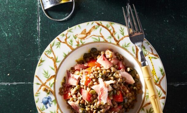 σαλάτα-με-φακές-καπνιστή-πέστροφα-και-563916505