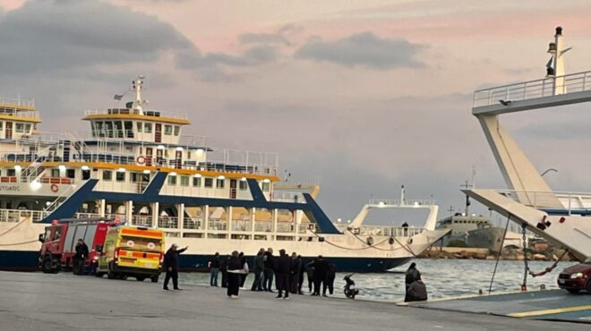 σαλαμίνα-αυτοκίνητο-έπεσε-στη-θάλασσ-563934232