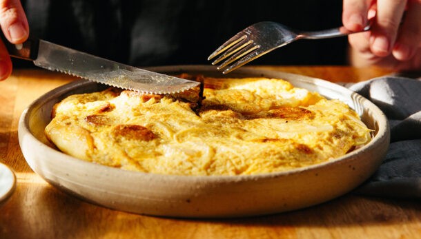 φρουτάλια-με-πατάτες-και-λουκάνικο-563926609