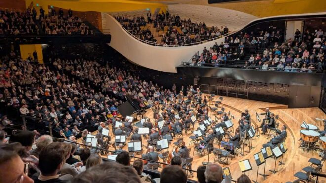 καπνογόνα-στη-φιλαρμονική-του-παρισι-563908504