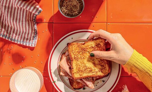 γαλλικό-τοστ-με-ζαμπόν-και-τυρί-563945950