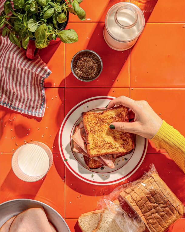 γαλλικό-τοστ-με-ζαμπόν-και-τυρί-563945950