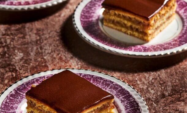 γλυκό-ταψιού-σε-στρώσεις-με-καρύδια-κα-563937109