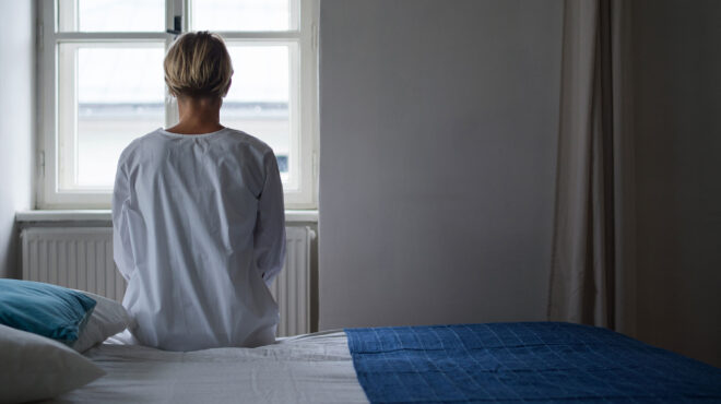 θεραπευτική-μια-αγκαλιά-στο-παιδί-που-563918557