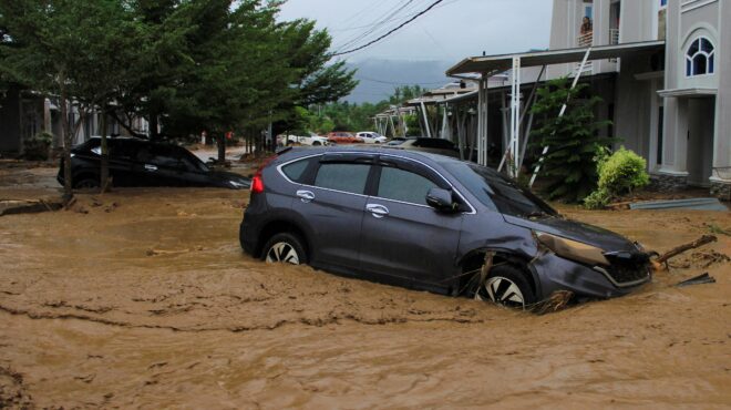 πλημμύρες-στην-ινδονησία-84-νεκροί-και-563945914