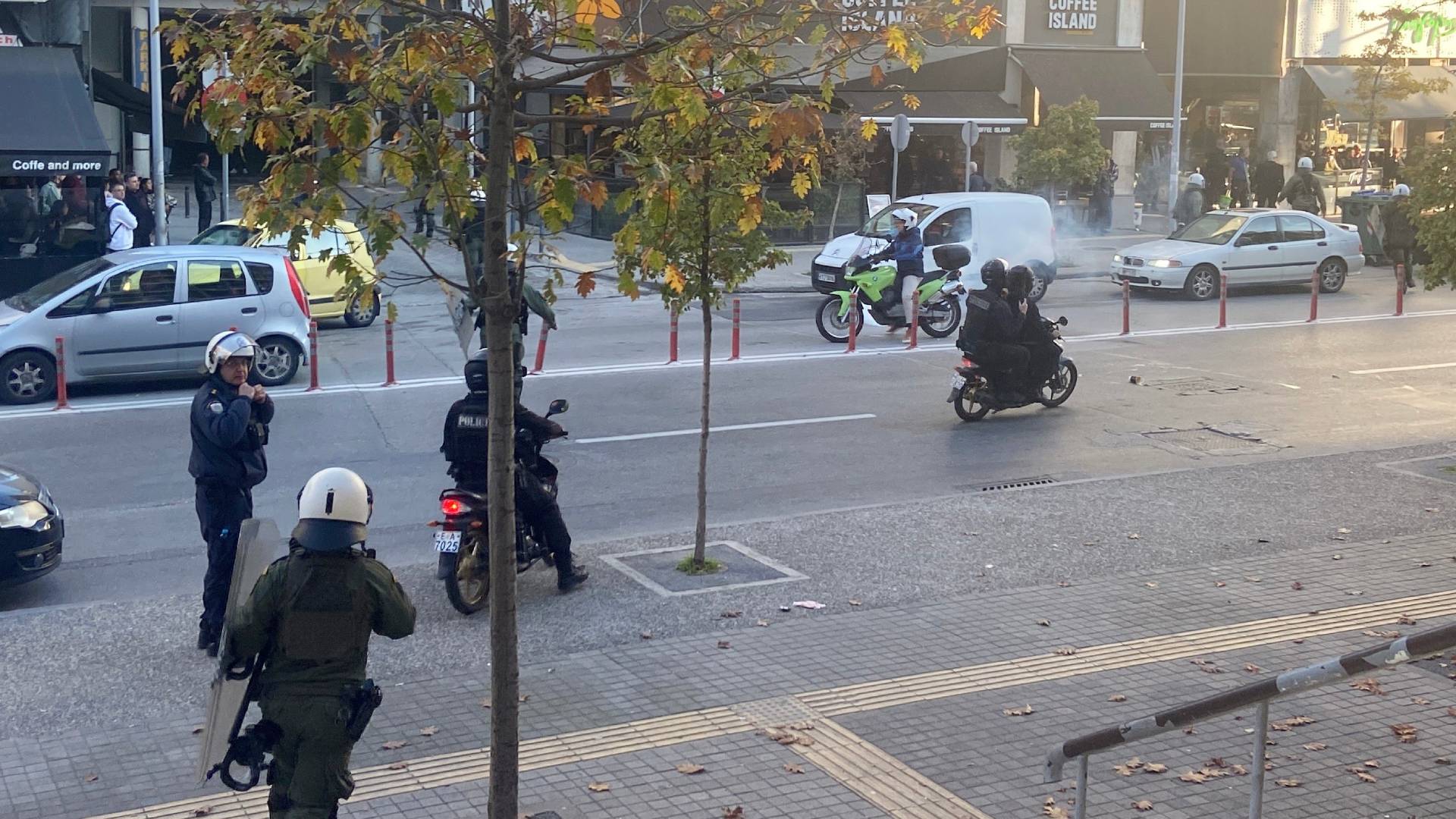 Δίκη για τη δολοφονία του Αλκη Καμπανού: Επεισόδια μεταξύ οπαδών έξω από τα δικαστήρια-1