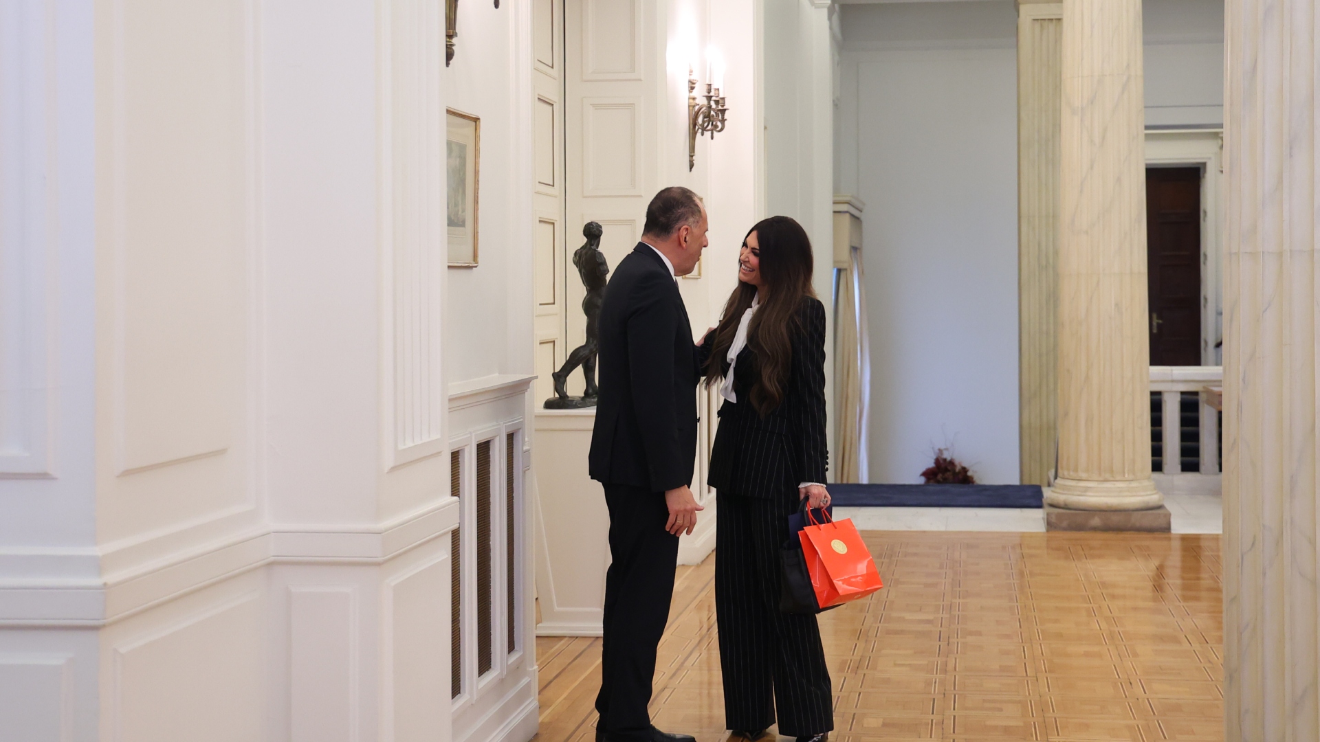 Στο υπουργείο Εξωτερικών η Γκίλφοϊλ – Συνάντηση με Γεραπετρίτη-3