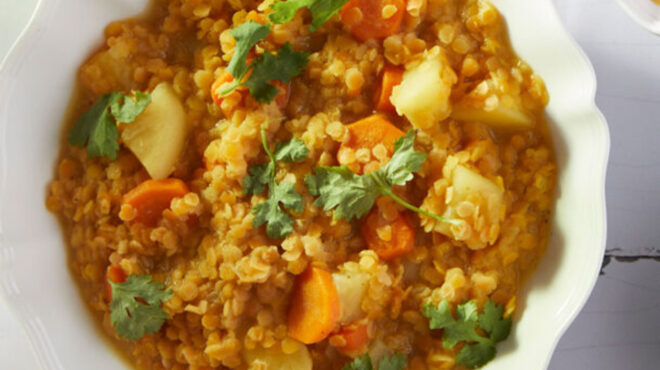 κόκκινες-φακές-με-ρίζες-και-γιαούρτι-563930839