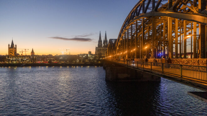 στις-χριστουγεννιάτικες-αγορές-της-κ-563946475