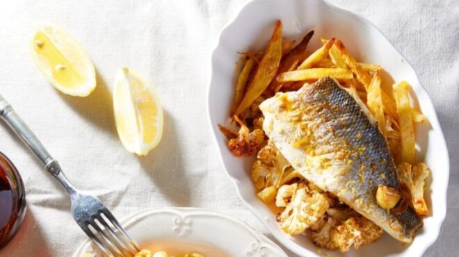 λαβράκι-στον-φούρνο-με-κουνουπίδι-και-563903935